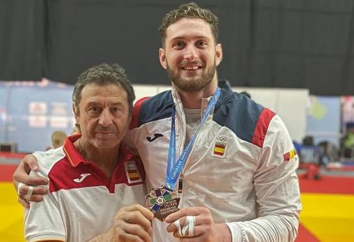 Quino Ruiz junto a Niko Shera con la medalla del Europeo