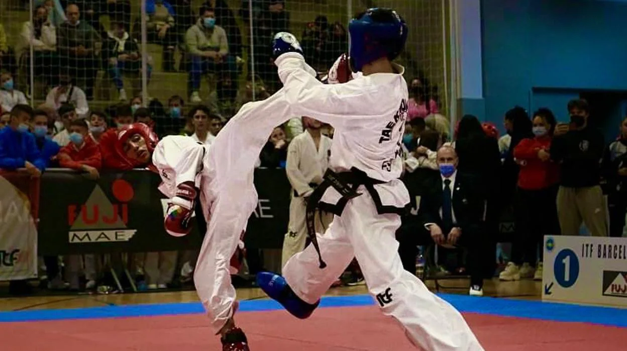Yassine lanza una patada durante una competición