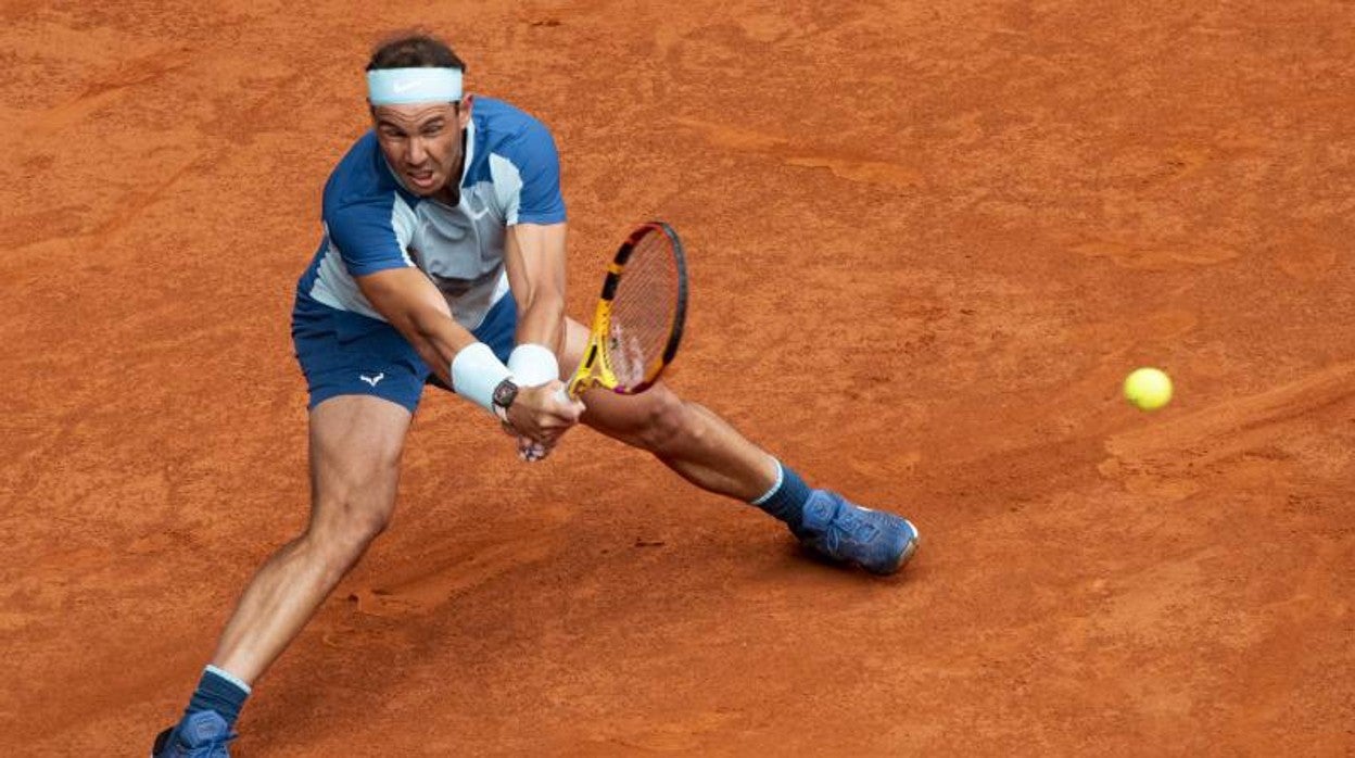 Nadal luchando en su debut del torneo