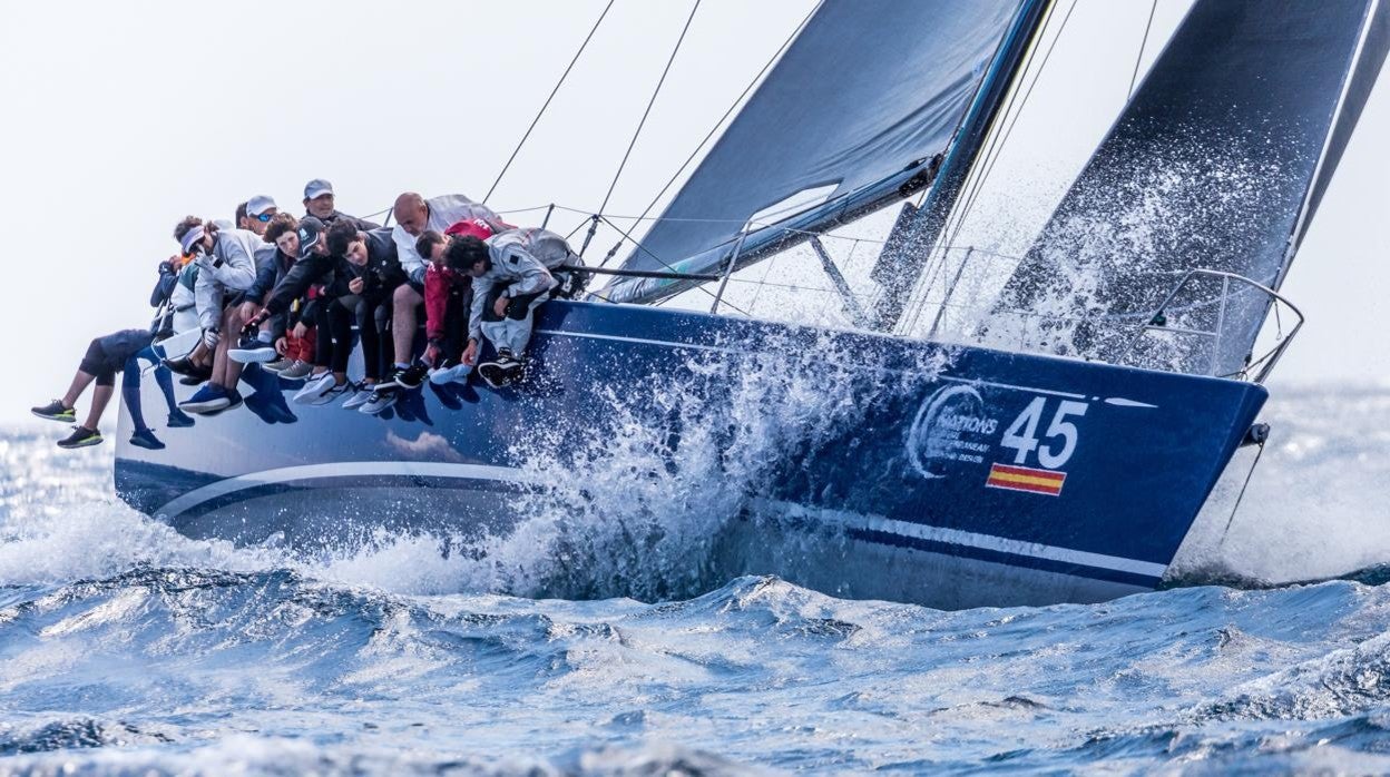 «Galateia» y «Nadir», primeros líderes en el arranque de PalmaVela