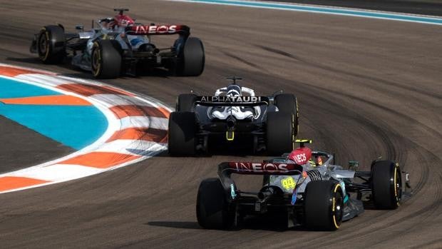 Russell manda, Alonso ilusiona y Sainz abandona en los primeros libres de Miami