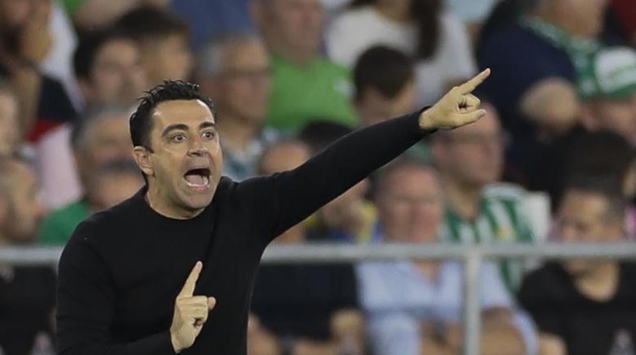 Xavi da instrucciones a sus jugadores