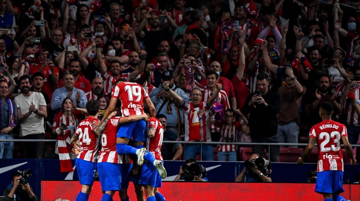Los jugadores del Atlético celebran el gol de Carrasco