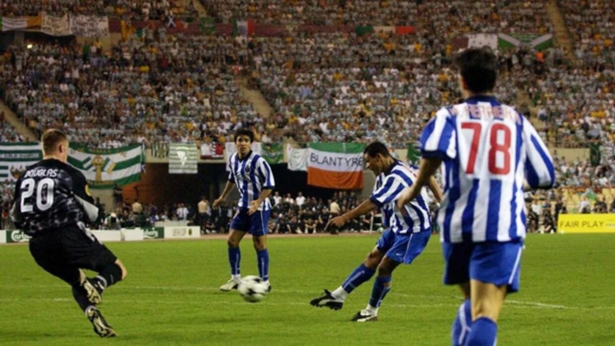 Douglas sale al paso de Derlei, autor de dos goles del Oporto en la final de 2003 en la Cartuja