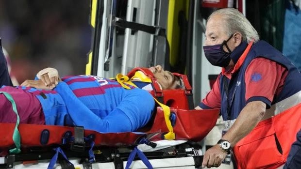 Susto en el Camp Nou: Araujo, retirado en ambulancia