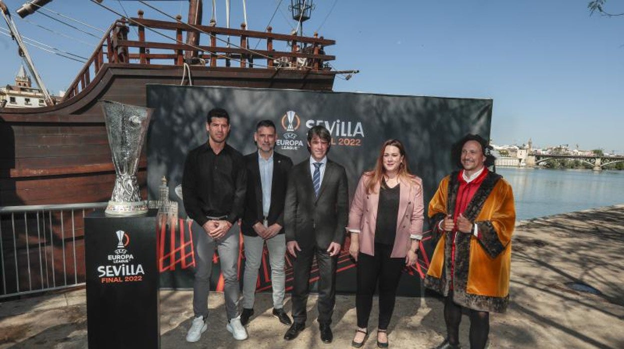 Albert Luqye y Andrés Palop, posan junto a David Guevara, concejal de de Transición Ecológica y Deportes, y concejala de Limpieza Pública y Educación