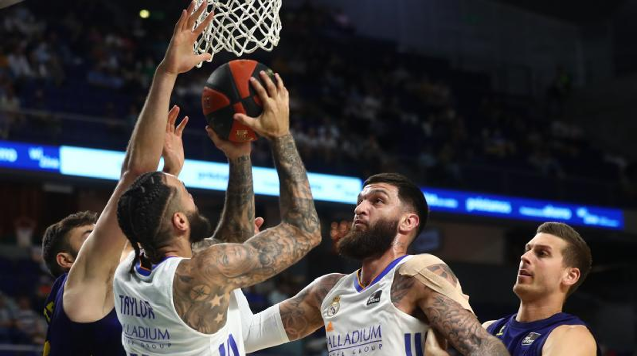 El Real Madrid castiga al UCAM Murcia