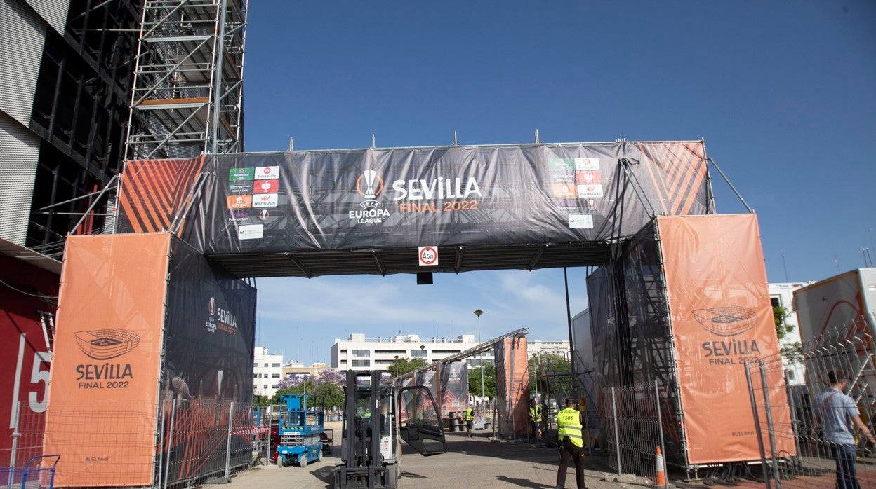 Preparativos para la final de la Europa League en las inmediaciones del Ramón Sánchez-Pizjuán