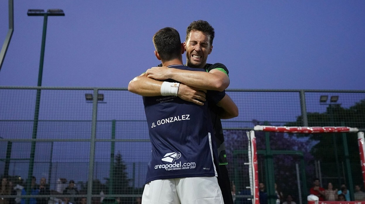 Javi Pérez y José Luis González, celebrando el título