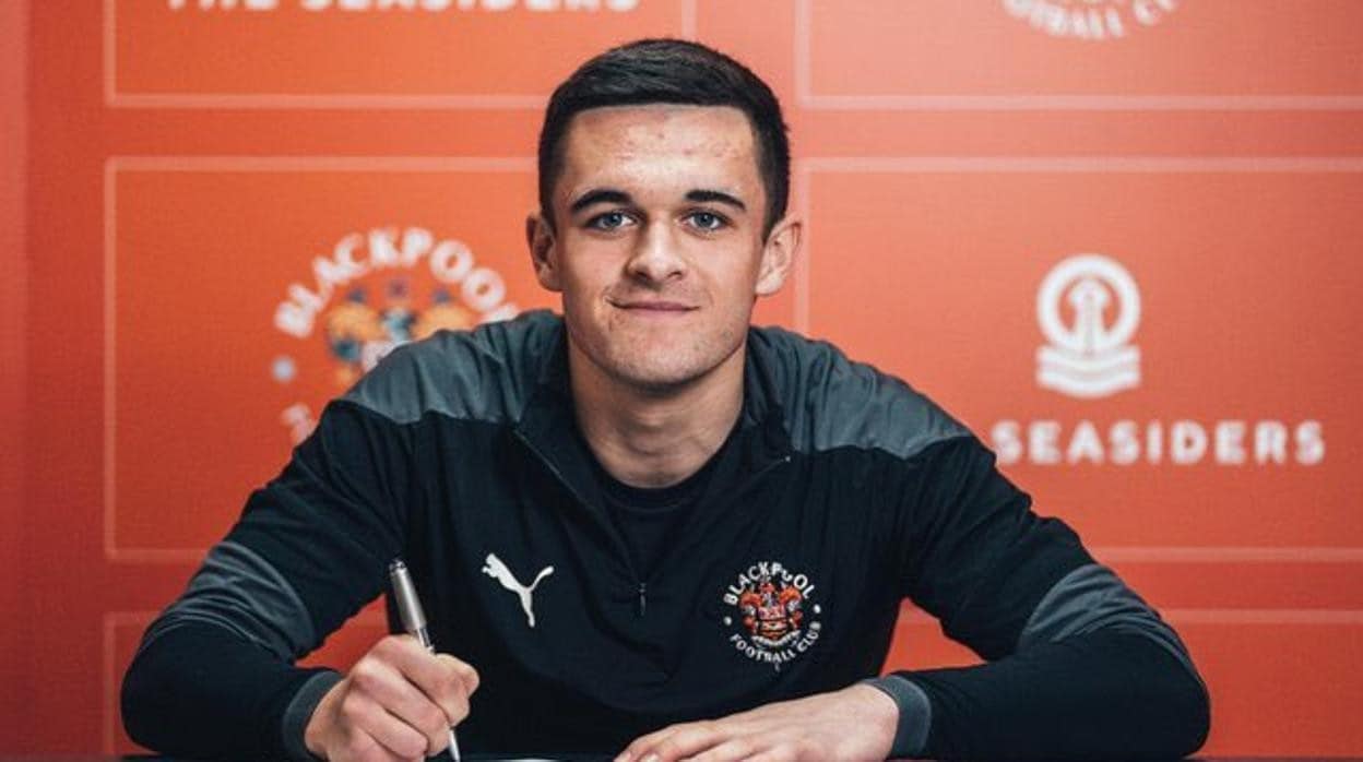 Jake Daniels, firmando su contrato por el Blackpool