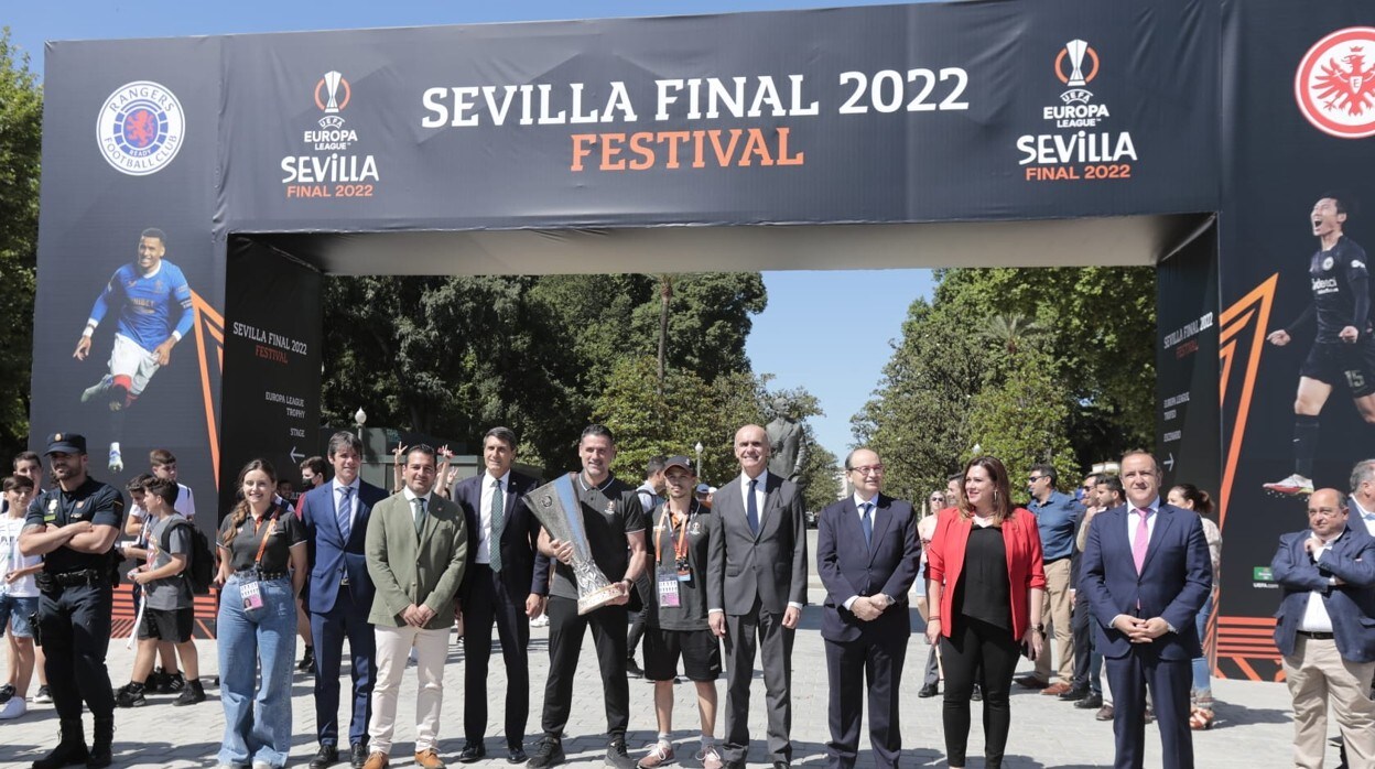 Personalidades como el alcalde de Sevilla, Antonio Muñoz; el presidente sevillista, José Castro, o el embajador de la UEFA Andrés Palop acudieron a la inauguración del Fan Festival