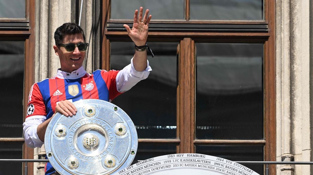 Lewandowski, en el balcón del Ayuntamiento de Múnich celebrando la Bundesliga