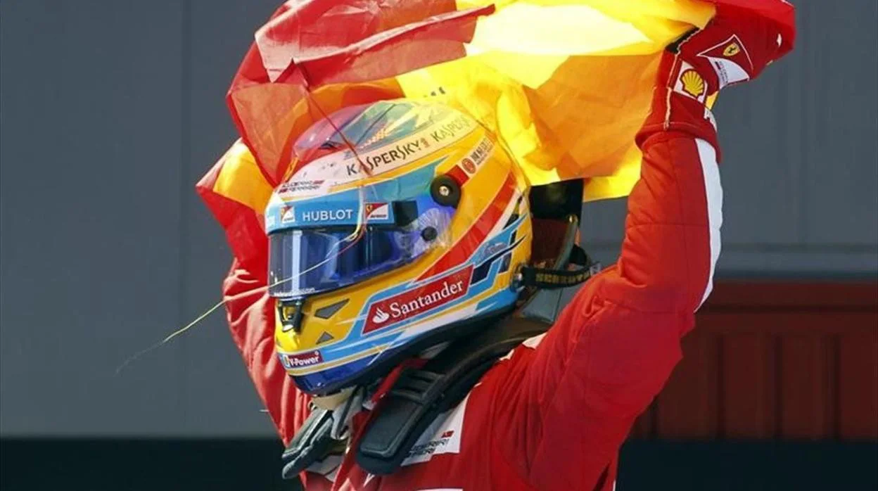 Alonso, con una bandera de España