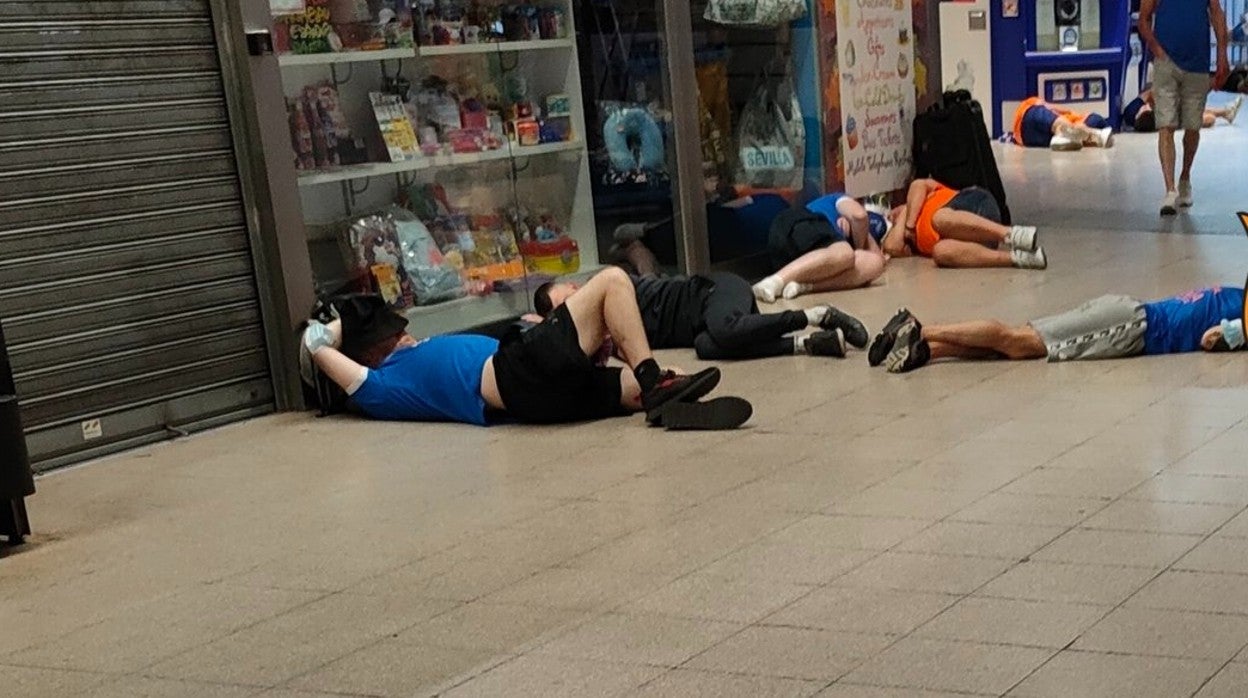 Aficionados del Rangers duermen en la estación de Plaza de Armas