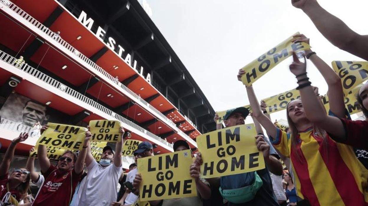 Manifestación contra la gestión de Peter Lim en los aledaños de Mestalla