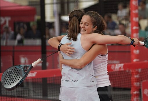 Marta Borrero y Alejandra Alonso se felicitan tras la victoria