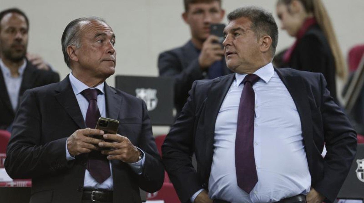 Rafael Yuste y Joan Laporta, en el partido del Barcelona ante el Villarreal