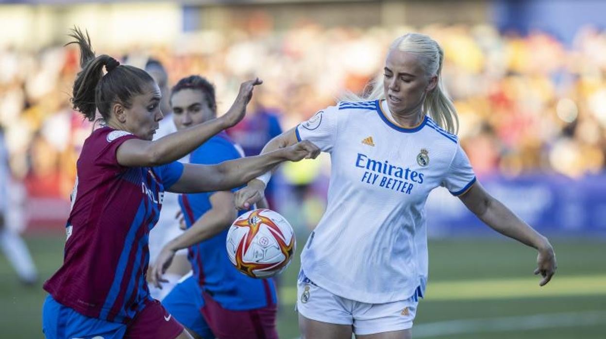 Lieke Martens, autora del primer gol del partido, disputa un balón con Sofie Svava