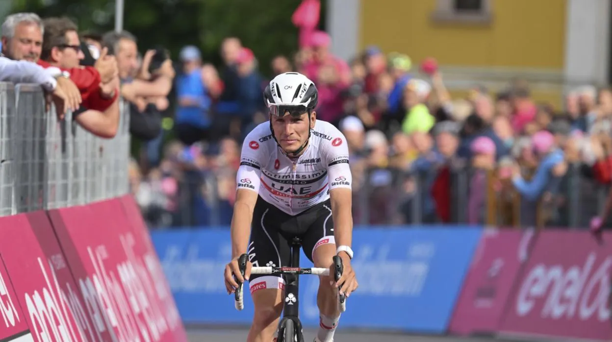 Almeida, llegando a la meta de la etapa 17 del Giro de Italia
