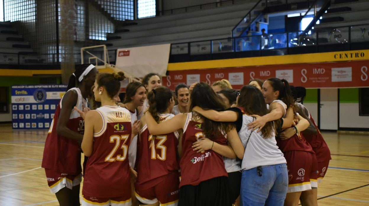 Las jugadoras del Beiman Baloncesto Sevilla, celebrando el ascenso