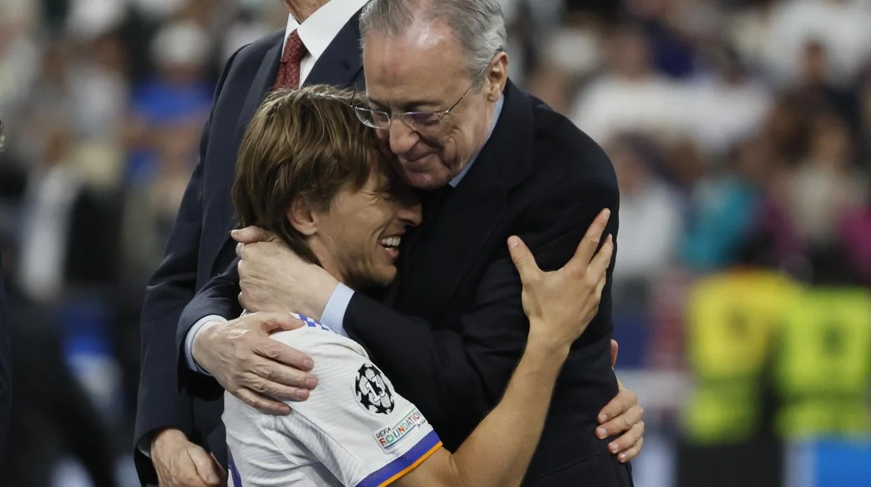 Florentino Pérez abraza a Luka Modric