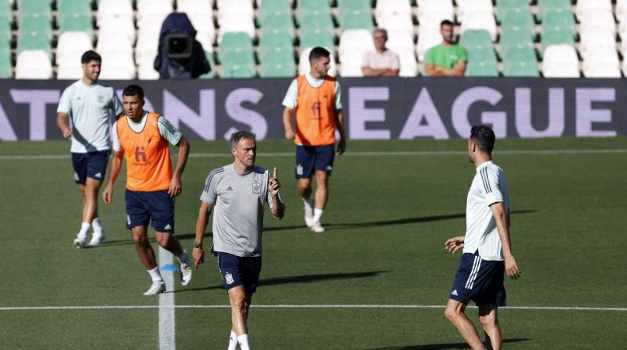 Luis Enrique dirige el entrenamiento de España en el Villamarín