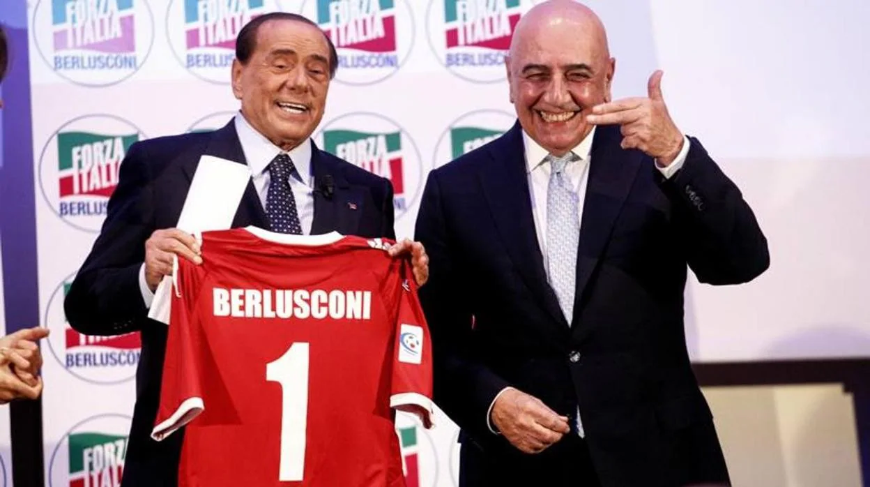 Silvio Berlusconi, con la camiseta del Monza, junto a Adriano Galliani