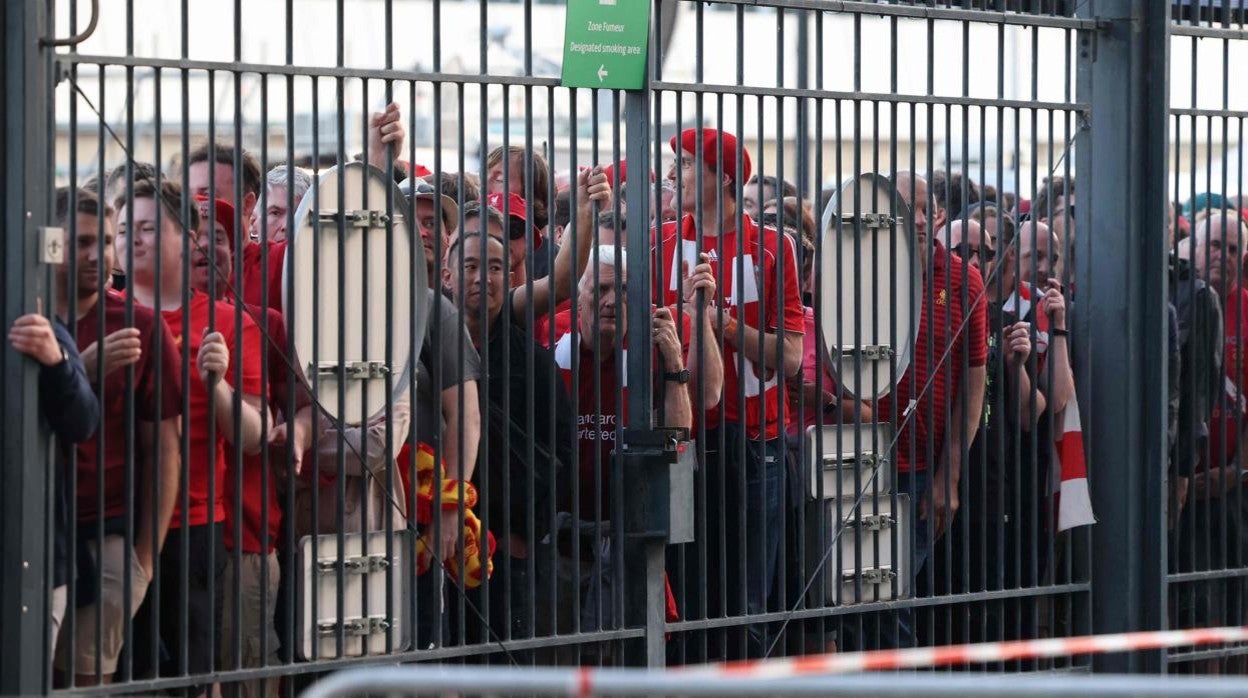 Aficionados del Liverpool a las piertas de Estadio de Francia antes de la final de la Champions