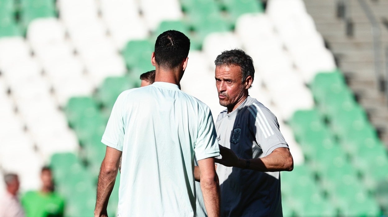 Luis Enrique y Sergio Busquets charlan ayer en el Benito Villamarín