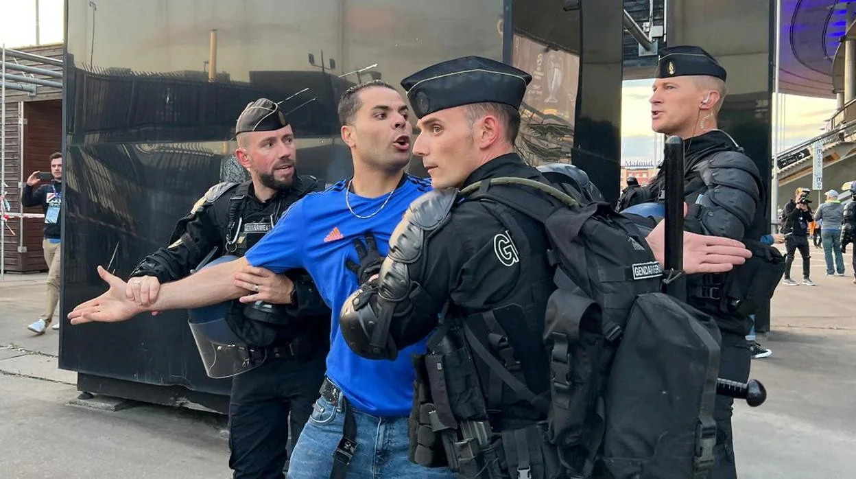 La policia francesa deteniendo a un hombre en las inmediaciones del Stade de France