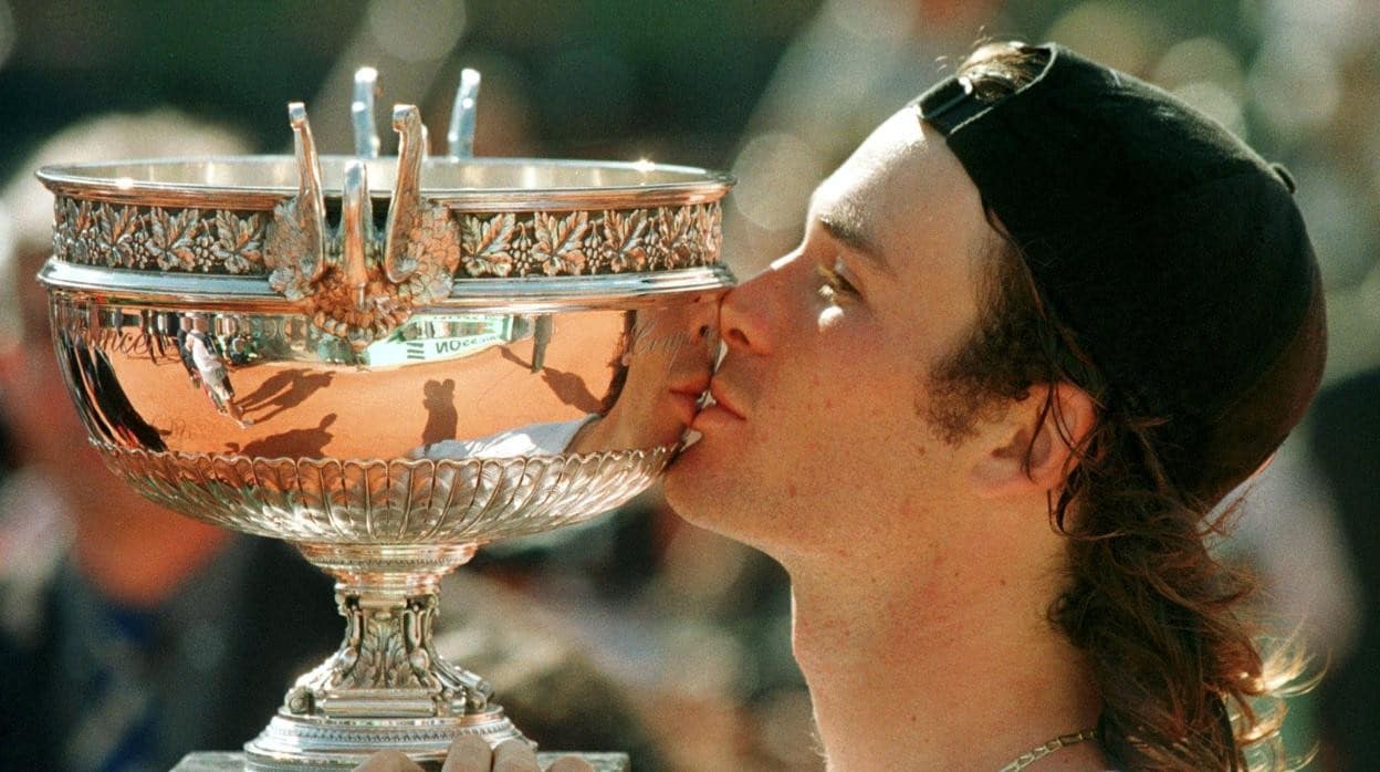 Carlos Moyá posa con el trofeo de Roland Garros tras ganar la competición de tenis en 1998