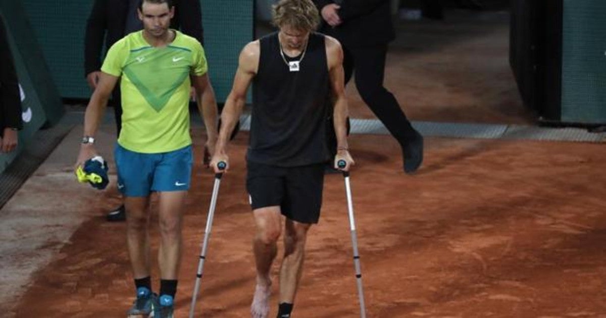 El alemán Alexander Zverev (d) junto al español Rafael Nadal (i)