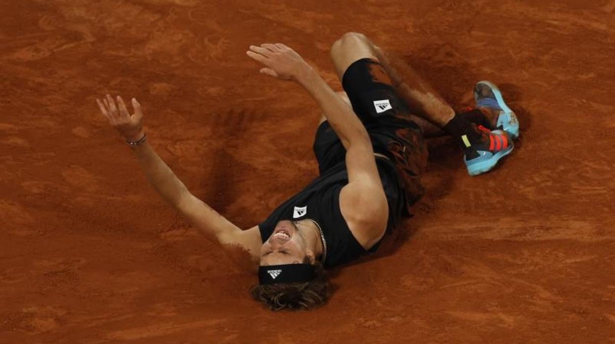 Zverev se retuerce en el suelo del dolor tras doblarse el tobillo