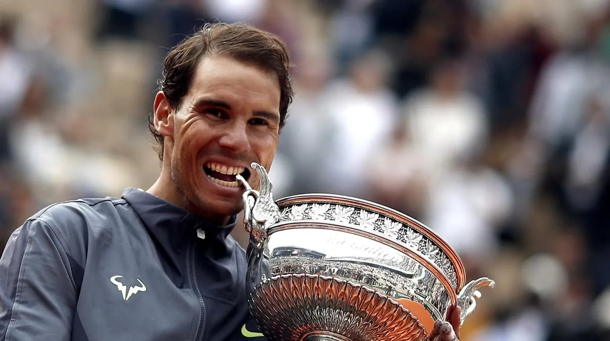 Rafa Nadal posa con su trofeo tras convertirse en el ganador de Roland Garros 2019
