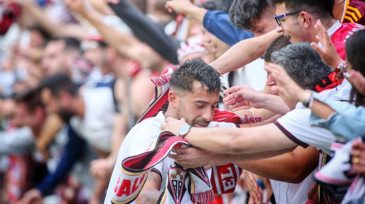 Los aficionados del Albacete felicitan a sus jugadores tars el ascenso