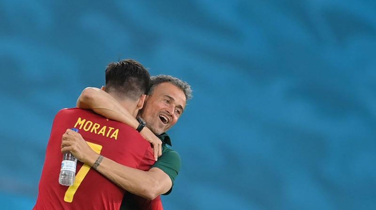 Luis Enrique celebra un gol con Morata