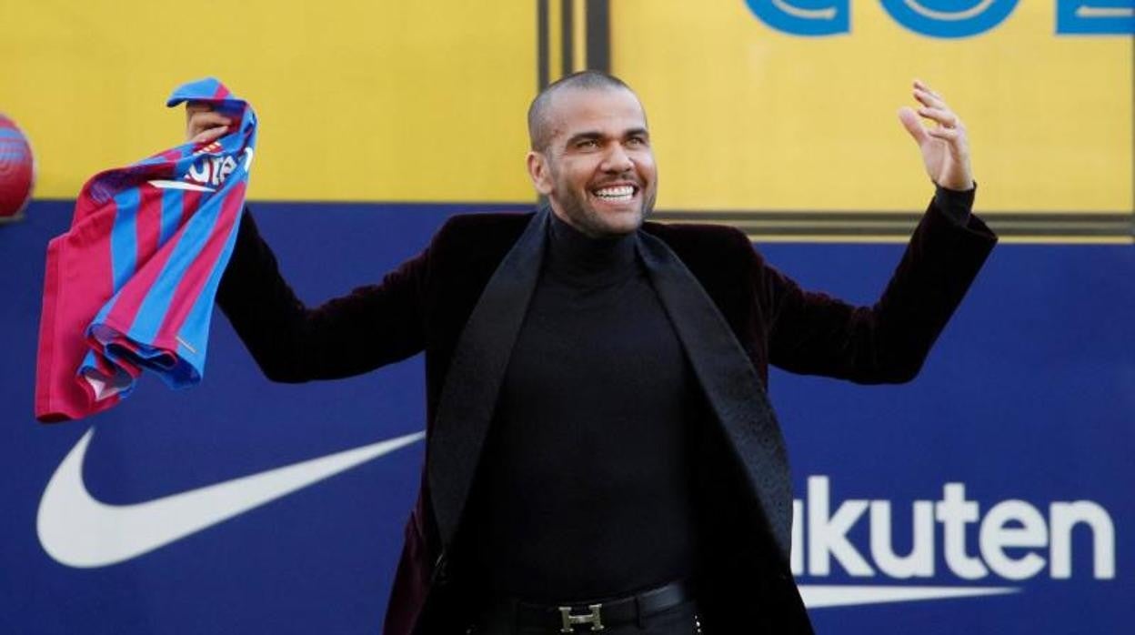 Dani Alves bromea durante su presentación en su segunda etapa en el Barcelona