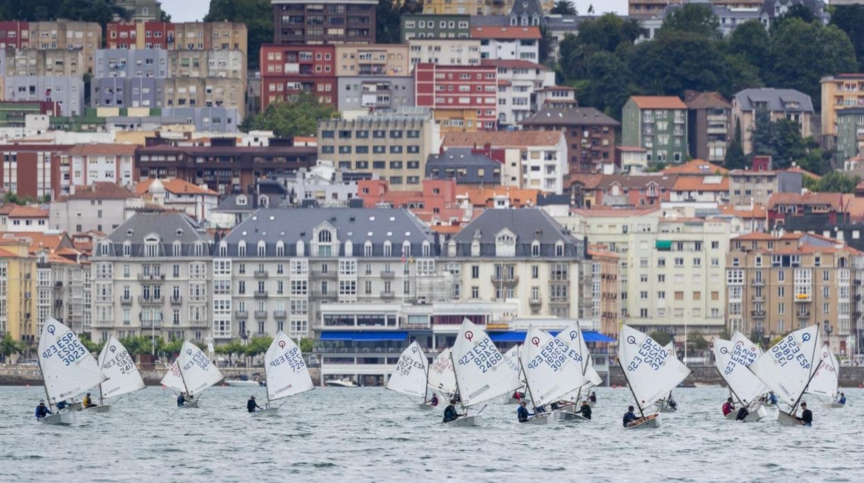 Optimist y 420 llenan la bahía santanderina de velas