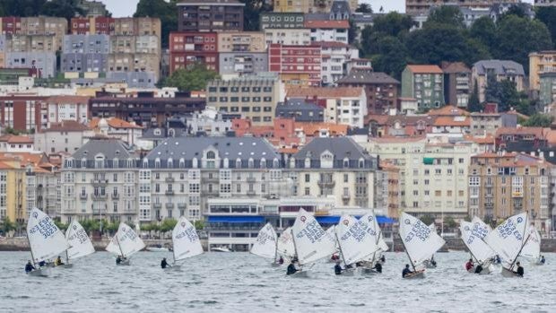 Optimist y 420 llenan la bahía santanderina de velas
