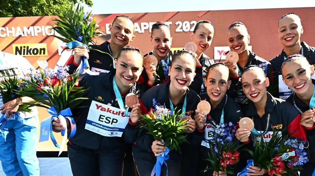 El equipo español de natación artística, con la medalla de bronce