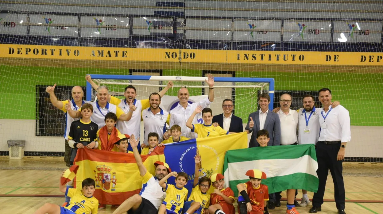 El equipo alevín del Círculo Mercantil, celebrando la conquista del título nacional