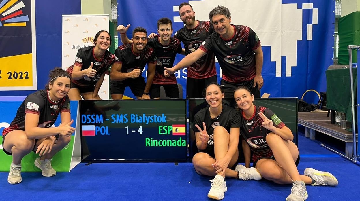 Los jugadores del Bádminton Rinconada con su técnico, Antonio Molina, celebran su primer triunfo en tierras polacas