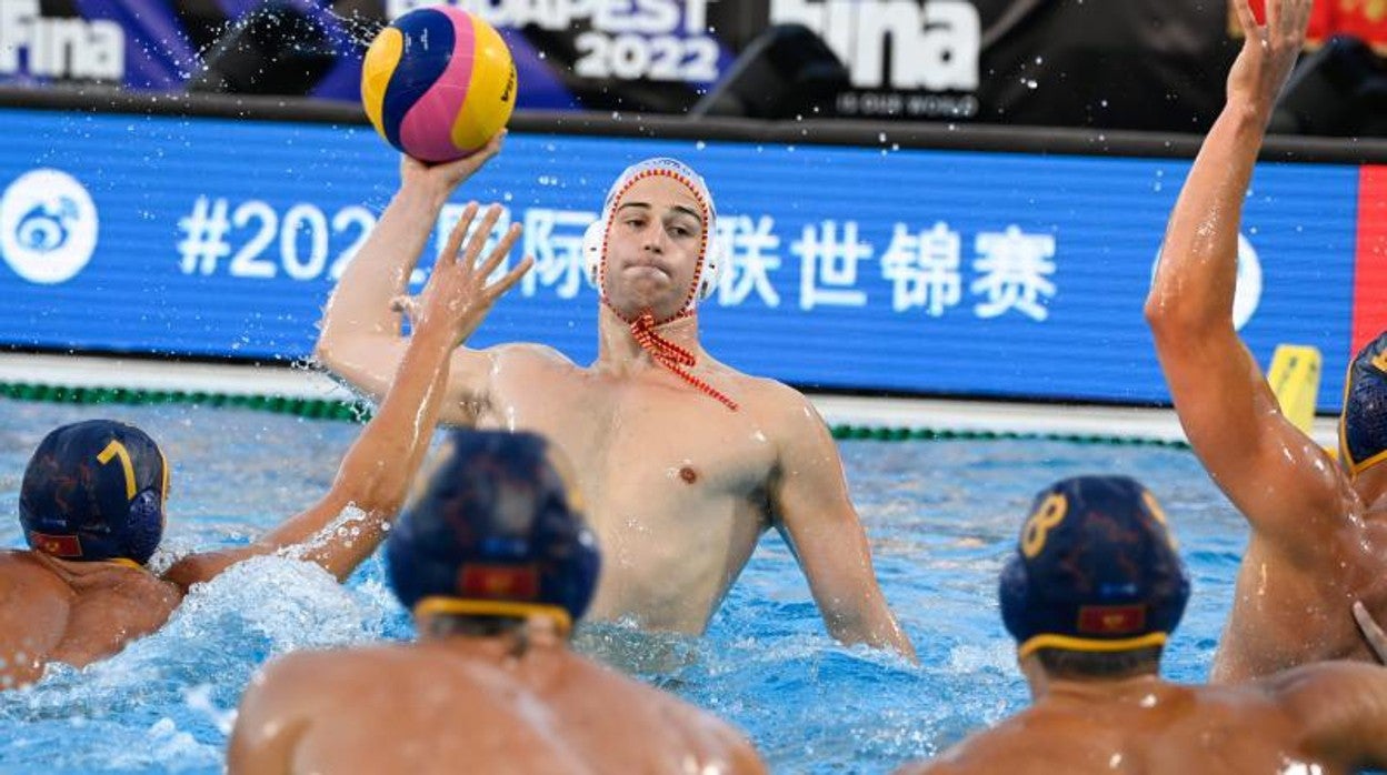 El capitán Ortega durante el partido contra Montenegro