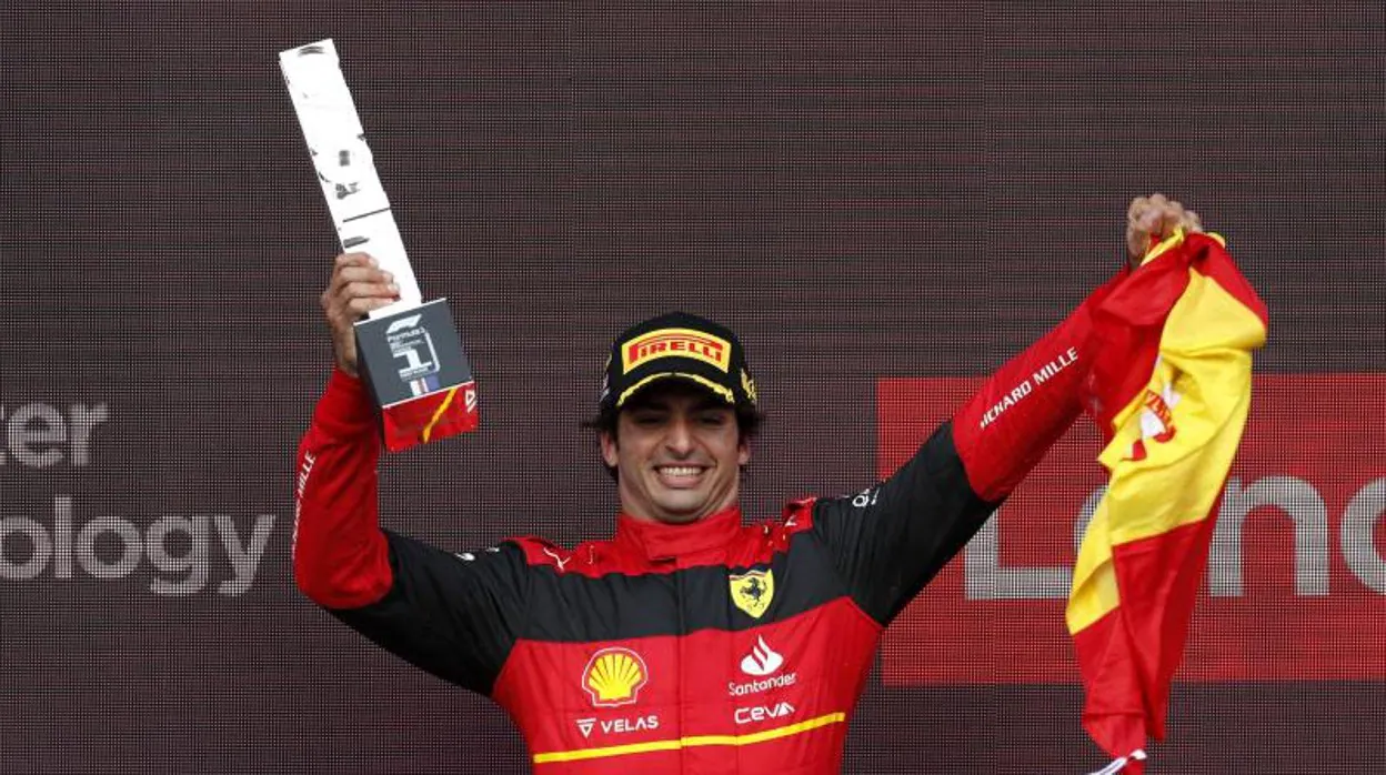 Sainz con el trofeo y la bandera español en el podio