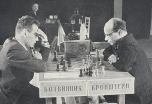 Mijail Botvinnik (izquierda) retuvo en 1951 la corona después de empatar con David Bronstein. En la penúltima partida, la historia pudo cambiar, pero el aspirante cometió un gravísimo error que algunos consideran poco casual