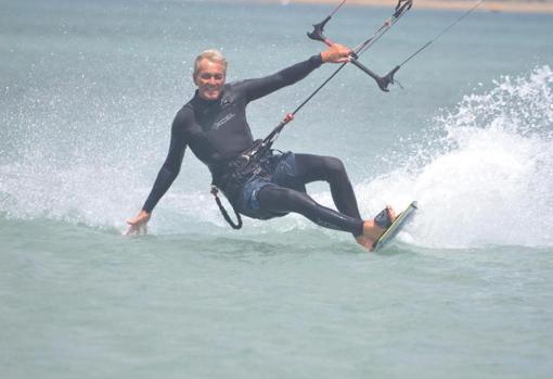 Ochenta años volando con una tabla y un kite