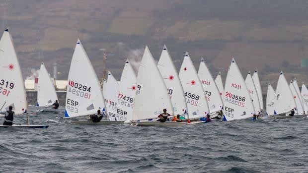 220 regatistas navegan en una jornada otoñal en el XXXII Trofeo Escuela de Vela José Luis de Ugarte