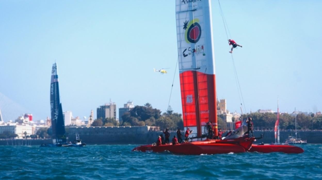 El F50 Victoria surca las aguas gaditanas