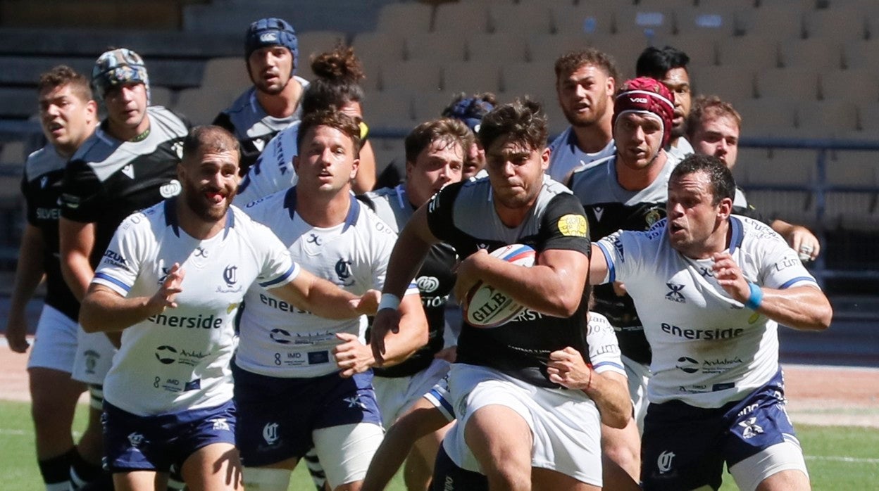 Varios jugadores de Ciencias persiguen a un jugador blanquinegro durante una percusión en defensa del mismo