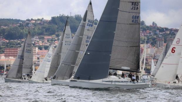 Medio centenar de barcos en el Villa de Bouzas